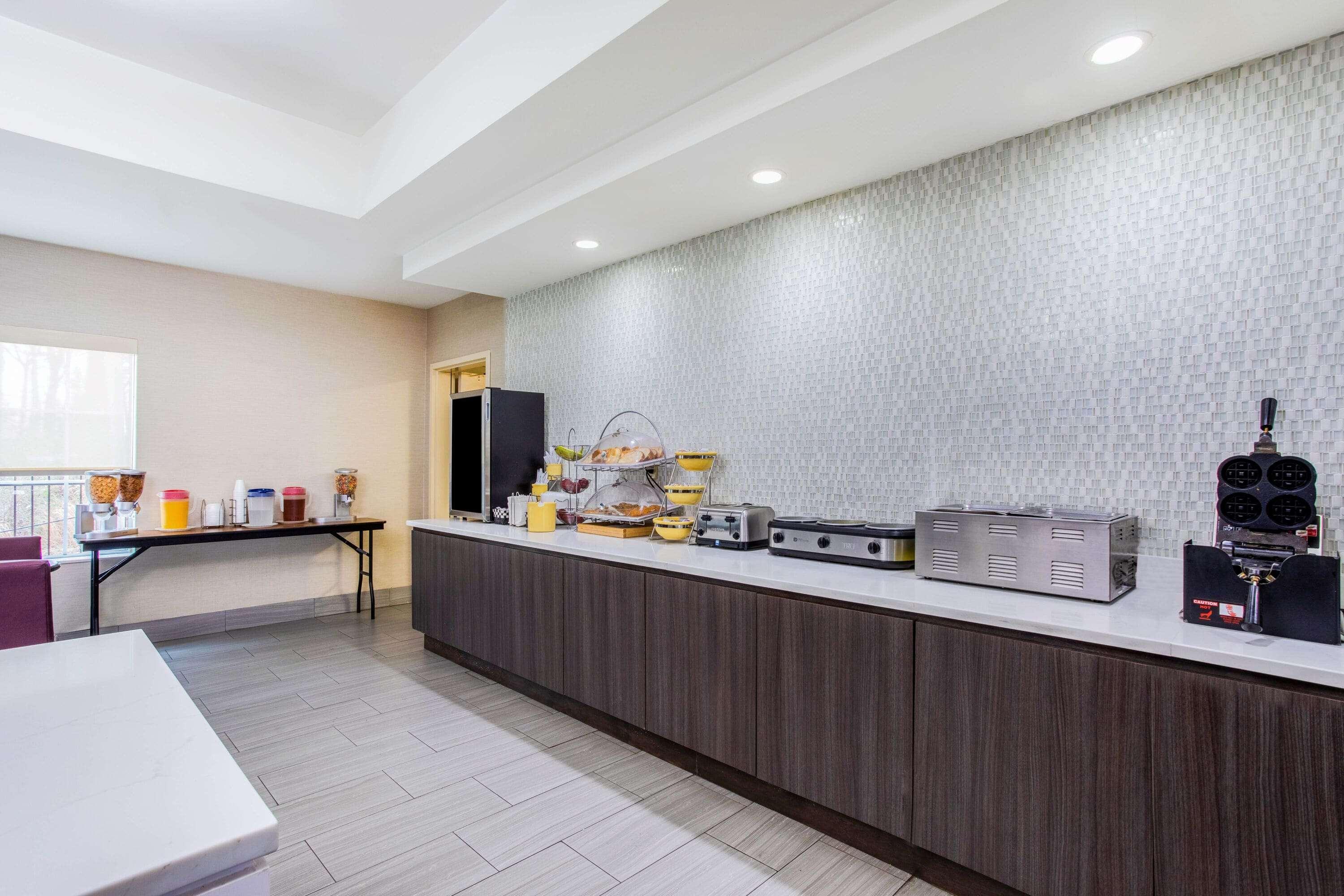 La Quinta Inn & Suites Fultondale Buitenkant foto